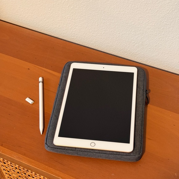 7th Gen Apple iPad - includes Pencil, Case, Charger & Headphones - Picture 3 of 8